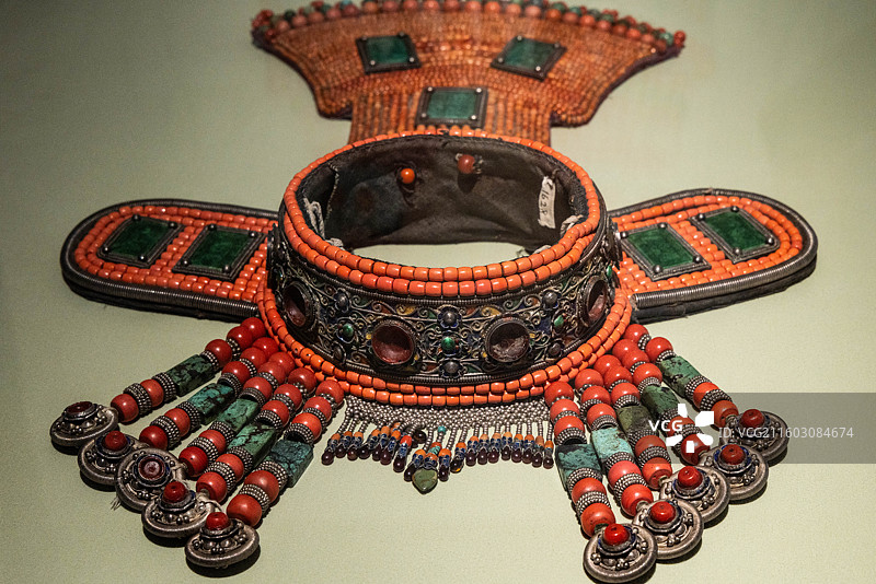 上海历史博物馆九曲黄河马背长歌鄂尔多斯草原文化展鄂尔多斯妇女头戴 清 鄂尔多斯市博物院图片素材