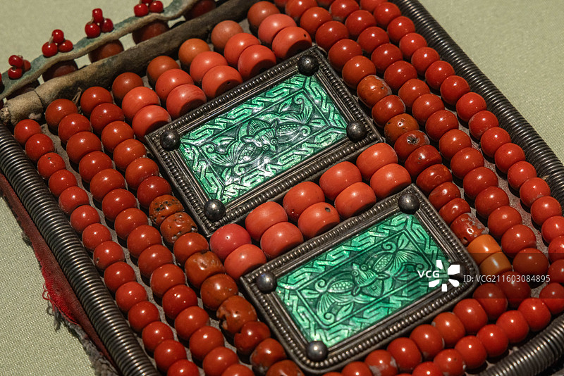 上海历史博物馆九曲黄河马背长歌鄂尔多斯草原文化展鄂尔多斯妇女头戴 清 鄂尔多斯市博物院图片素材