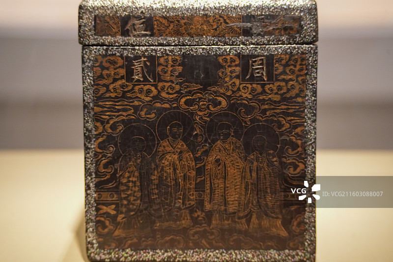 奈良国立博物馆藏 戗金凤凰纹经函 重要文化财 元14世纪 云中合掌四僧人图片素材