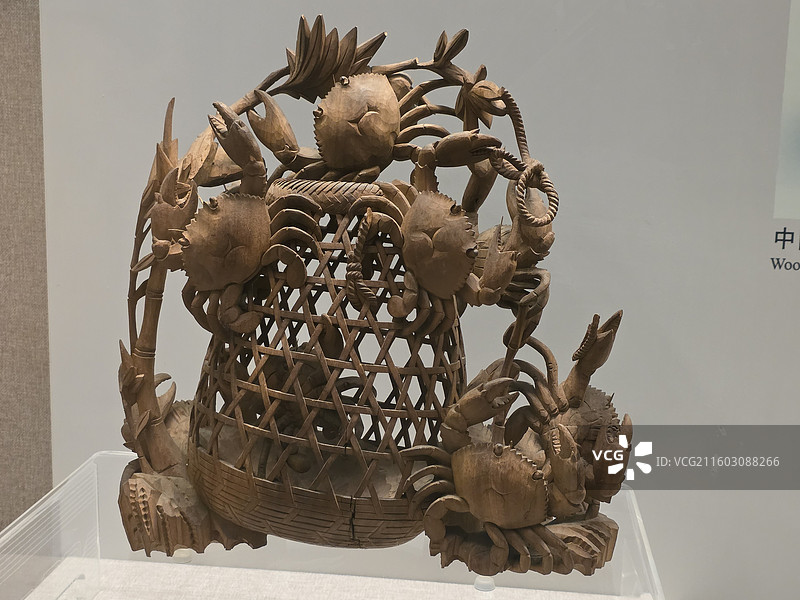 通雕蟹篓  著名潮州木雕艺人张鉴轩、陈舜羌师徒共同创作 广东省博物馆 木雕馆图片素材