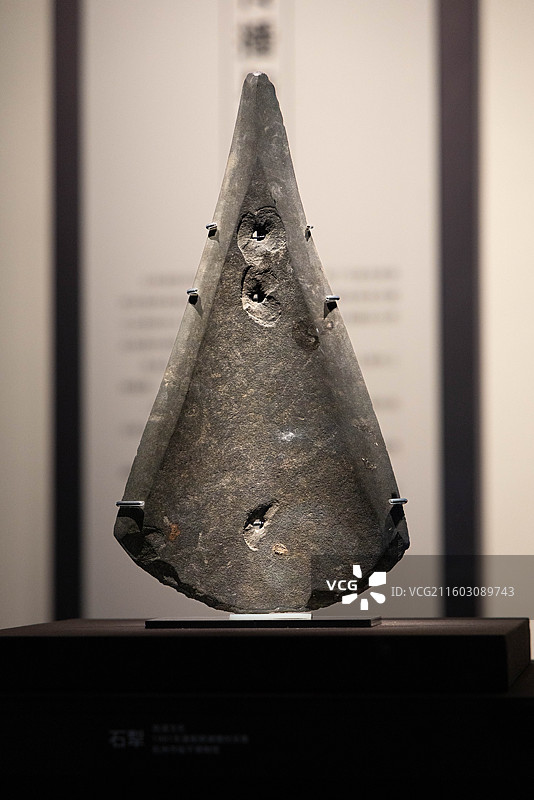 浙江杭州临平玉架山考古博物馆从江南到岭南良渚文化与石峡文化联展石犁 良渚文化 1991年潘板照胡墩村图片素材