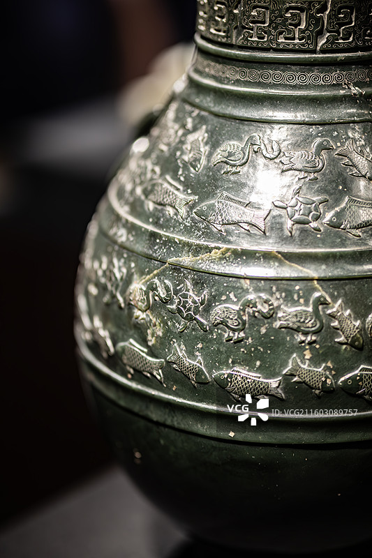 北京故宫博物院藏清乾隆御题青玉兽耳活环凫鱼纹壶图片素材