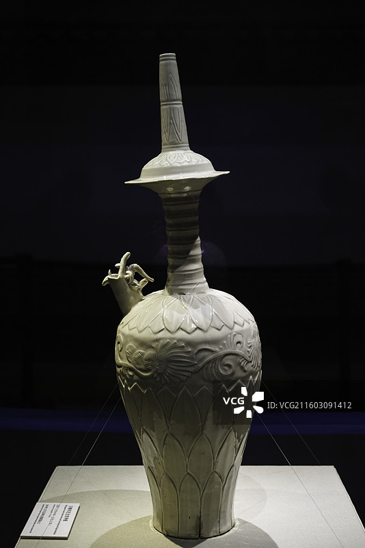 河北省定州市博物馆重要馆藏文物——镇馆之宝国家禁止出境文物净众院塔基出土北宋白釉刻花龙首净瓶图片素材