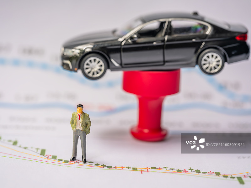 人物、红色印章、黑色汽车模型与经济数据背景图图片素材