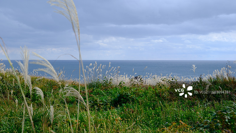 秋天白云蓝天海洋岩石礁石温暖光影青森海岸线观赏台青森八户苇毛崎展望台秋天白云蓝天海洋岩石礁石温暖光影图片素材