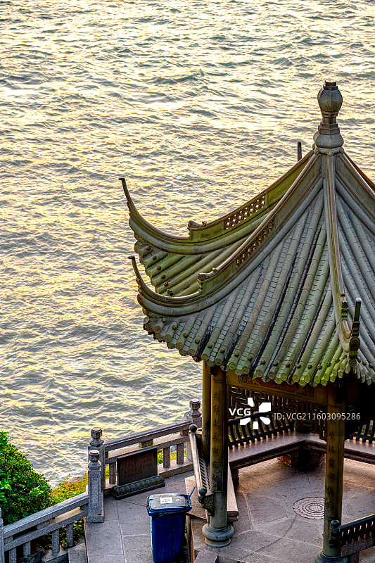 梵音古洞观海亭 梵音洞 海边的石板路凉亭 面朝莲花洋，俯瞰海潮、听潮音 普陀山海天佛国 普陀十二胜景图片素材