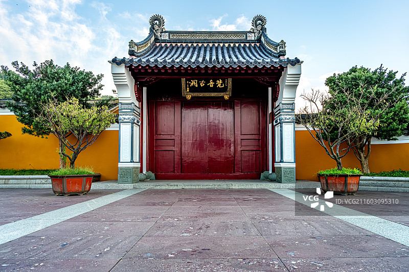 普陀山海天佛国 梵音古洞庙门题字 梵音洞 普陀十二胜景图片素材