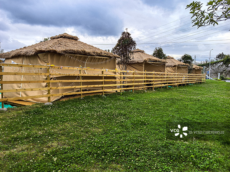 云贵高原上乌蒙山深处乌蒙山国家地质公园内的中国避暑之都中国凉都六盘水城市风光图片素材