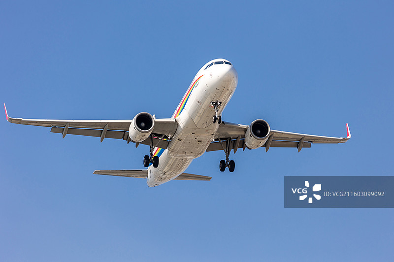 深圳机场附近低空掠过降落中的民航客机图片素材