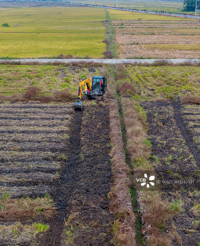 航拍江西抚州金溪县农业乡村山村，高标准农田耕作，农机，机械设备，耕田机，挖机，农村公路，阡陌线条。图片素材
