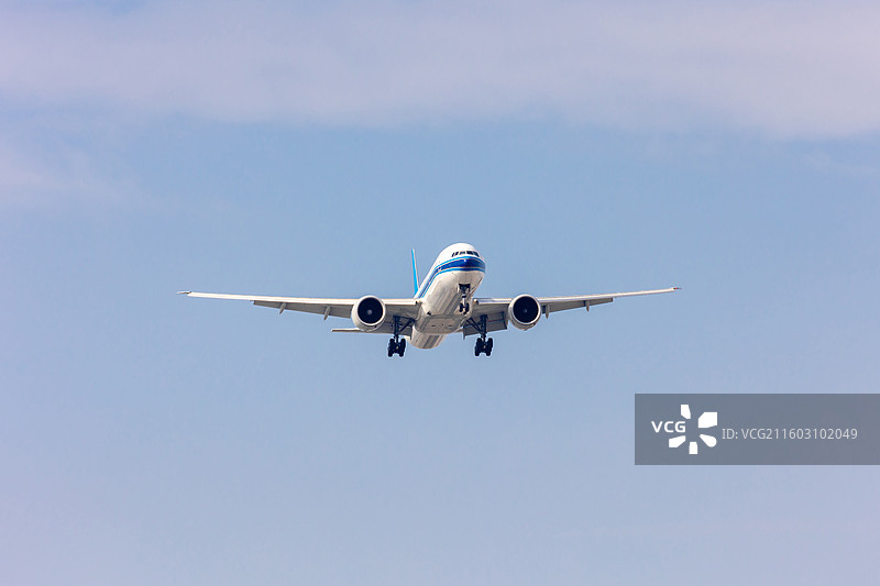 深圳机场上空正在降落的民航客机图片素材
