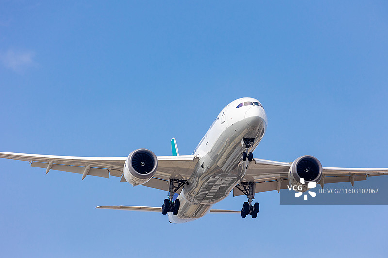 低空一架正在降落中的民航客机图片素材