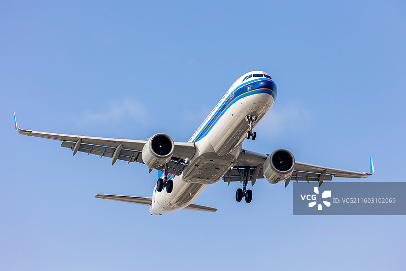 深圳机场上空正在降落的民航客机图片素材