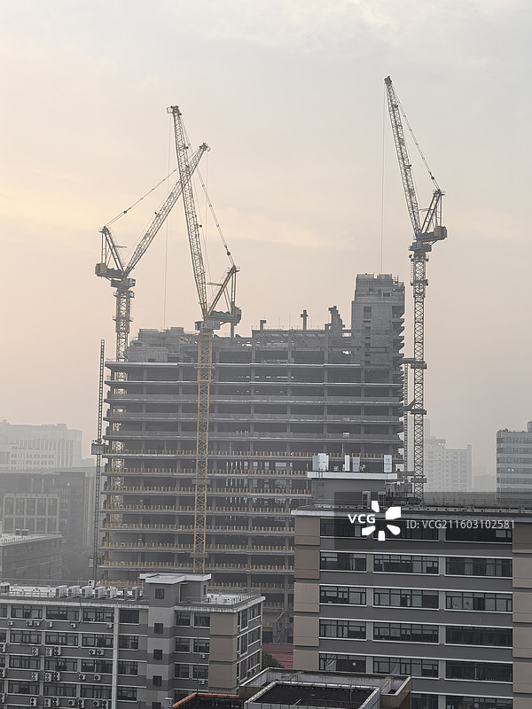 晨雾里上海漕河泾开发区建设中的米哈游大楼图片素材