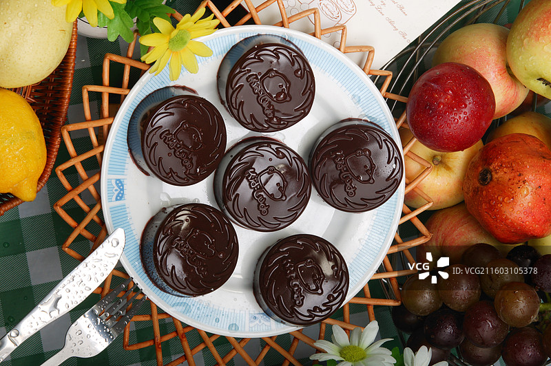 中秋甜蜜诱惑——精致巧克力月饼图片素材