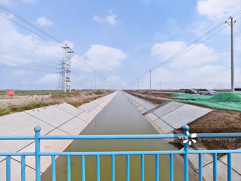 沾化区2024年盐碱地综合利用项目潮河干渠上的一条支渠农田水利工程图片素材