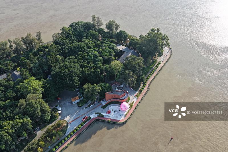 福州江心公园爱情岛闽江之心婚姻登记所红色建筑三县洲大桥图片素材