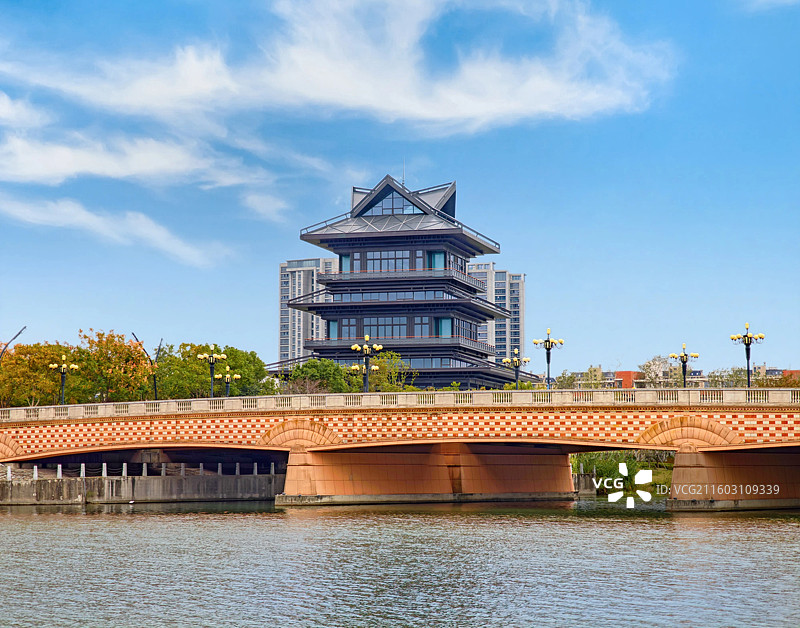 上海奉贤区奉贤新城上海之鱼（金海湖）畔的龙门阁图片素材