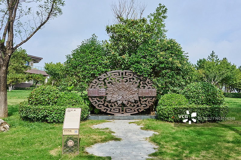 陕西西安昆明池七夕公园婚俗雕塑-铜婚图片素材