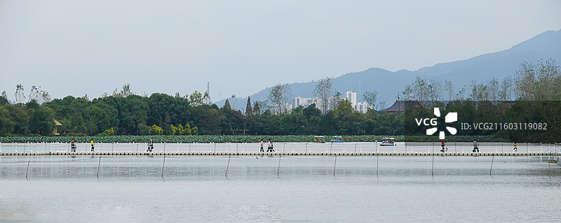 江西吉安庐陵文化生态园  浮桥上的乐符图片素材