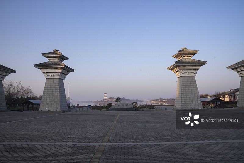 卤阳湖古建石塔广场全景图片素材