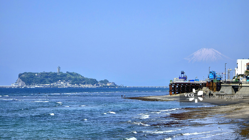 日本神奈川县镰仓市，从稻村崎眺望晨雾中的富士山和江之岛图片素材