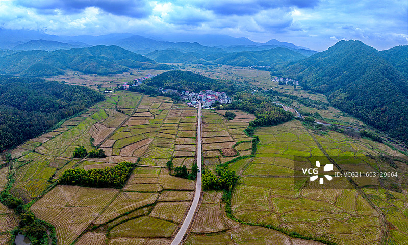 江西抚州金溪县和美山村，群山环绕，宜居宜业，风景宜人，农文旅融合发展，促进乡村振兴。图片素材
