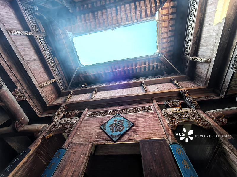 安徽省黄山市黟县5A景区宏村承志堂汪定贵私宅木雕天井图片素材