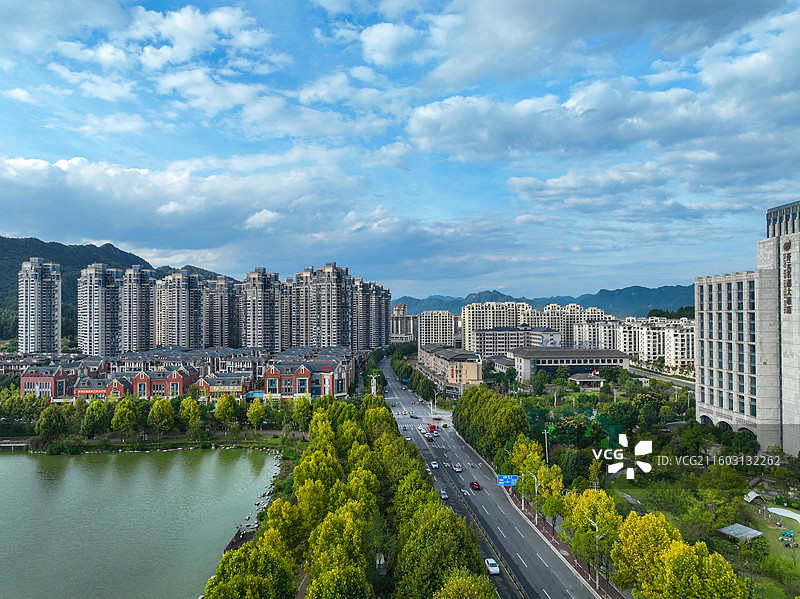 贵州省遵义市新蒲新区，播州大道两侧城市风光图片素材