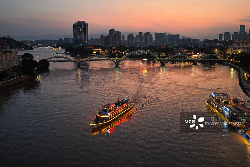 闽江之心中洲岛爱情岛烟台山解放大桥轮船黄昏日落江景航拍闽江夜游图片素材