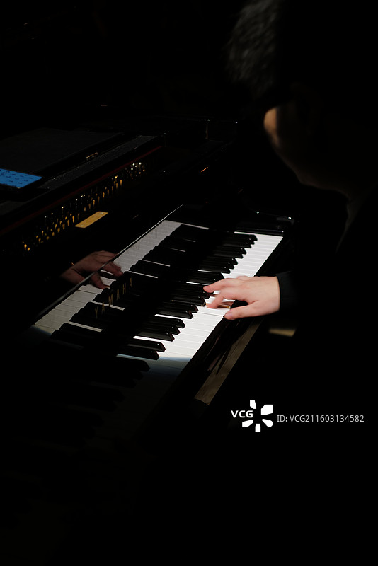 弹钢琴的手特写图片素材