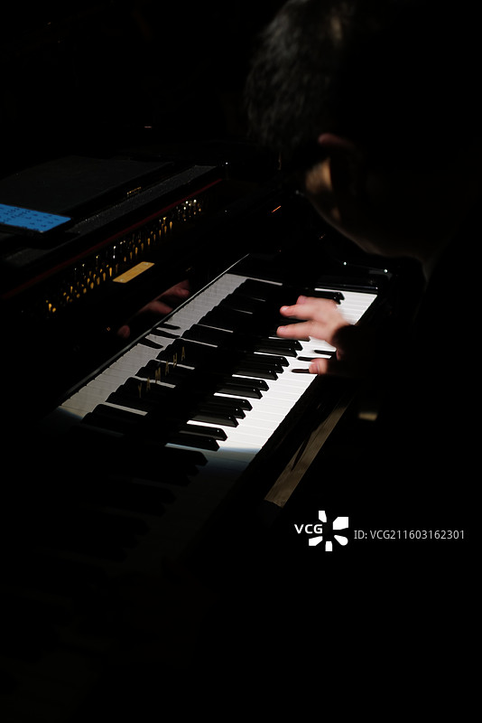 弹钢琴的手特写图片素材
