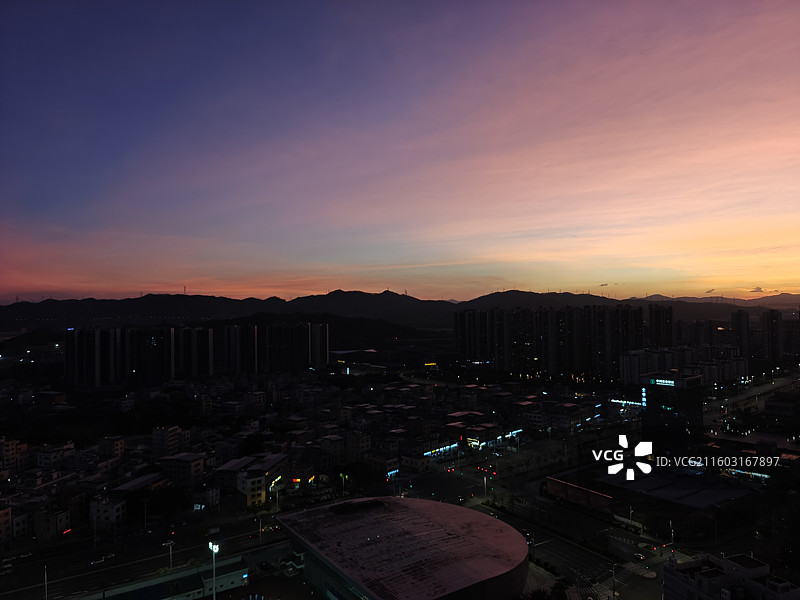 台风来临前迎来绝美粉色晚霞的深汕合作区-深汕西文体中心图片素材