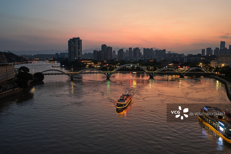 闽江之心中洲岛爱情岛烟台山解放大桥轮船黄昏日落江景航拍闽江夜游图片素材