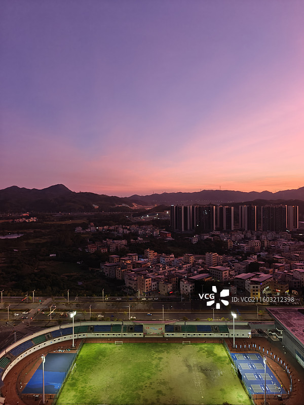 台风来临前迎来绝美粉色晚霞的深汕合作区-深汕西文体中心图片素材