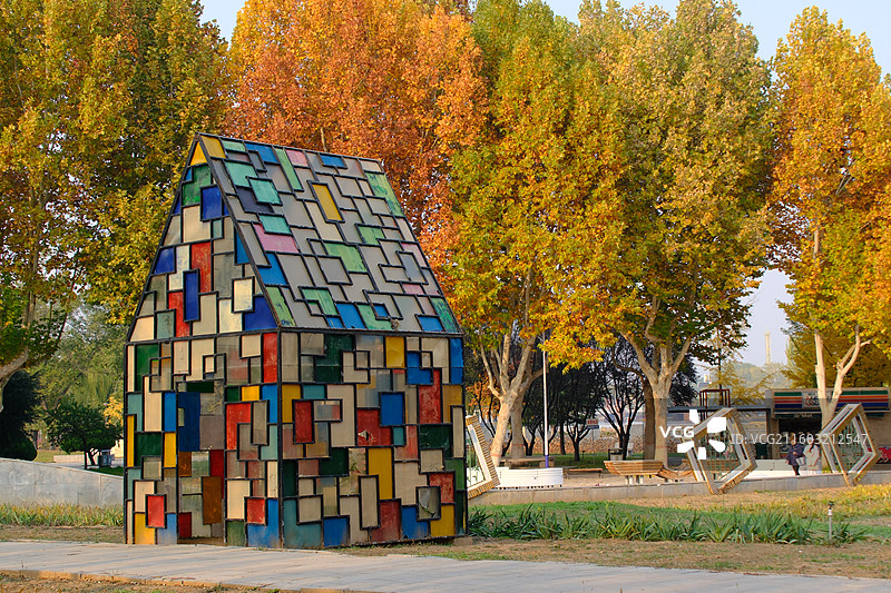 石家庄植物园森林里的小房子。七彩小屋。五颜六色五彩缤纷色彩艳丽拼图色块园林景观设计图片素材