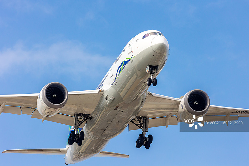 深圳机场上空正在降落的民航客机图片素材
