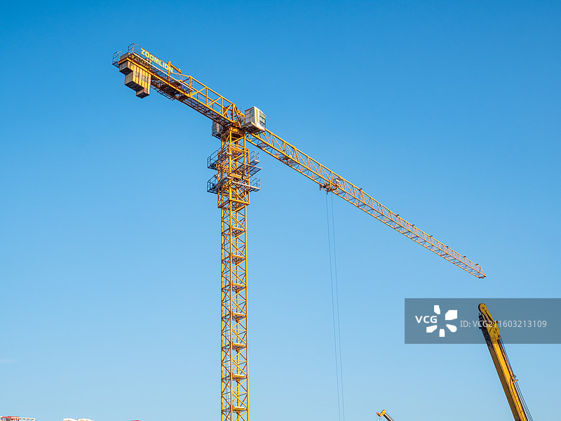 晴朗蓝天下的起重机俯视图图片素材