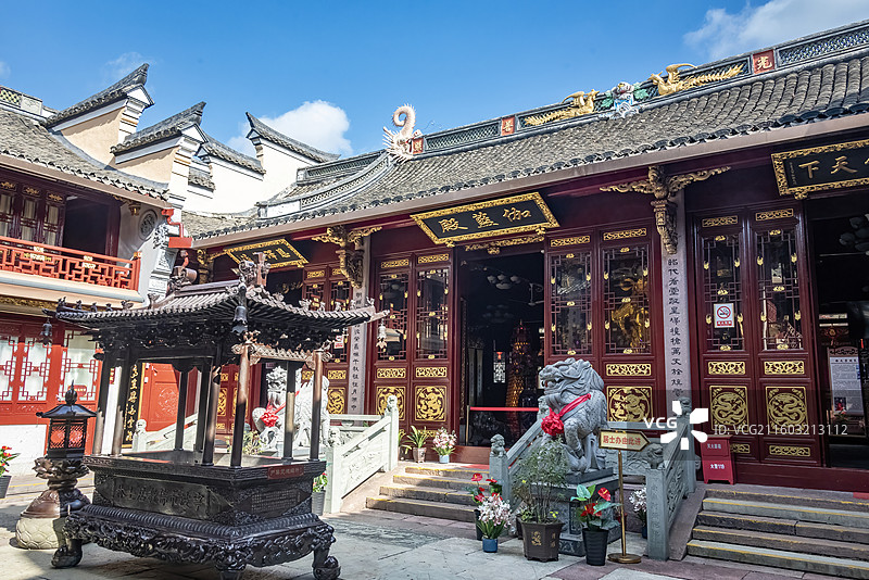 宁波月湖公园佛教居士林伽蓝殿，传统古建，雕刻精美，展现深厚文化底蕴与历史韵味。图片素材