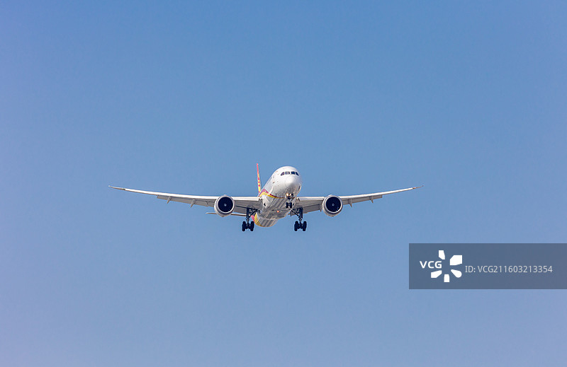 半空中抵达降落中的民航飞机图片素材