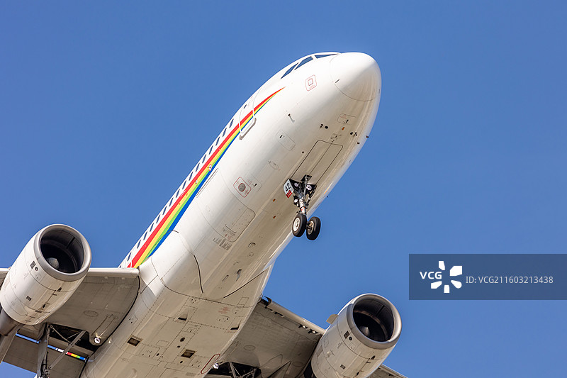 半空中抵达降落中的民航飞机图片素材