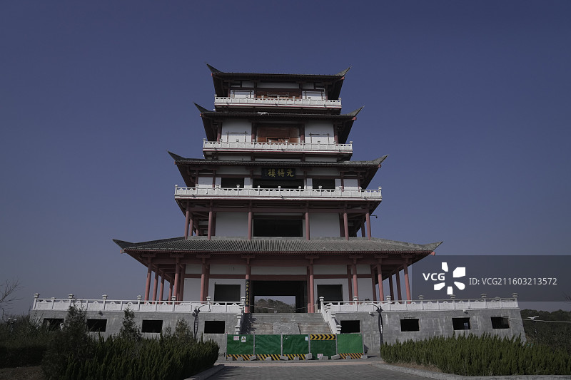 蓝天下的传统楼阁图片素材