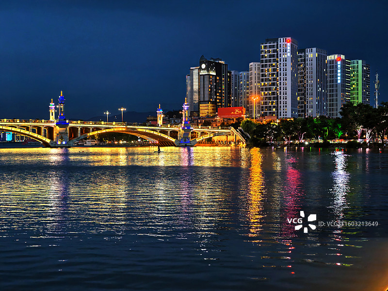 色彩斑斓的西洱河夜景图片素材