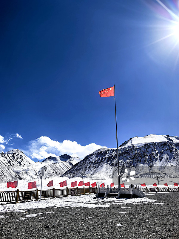 喀什红其拉甫国门红旗飘飘图片素材