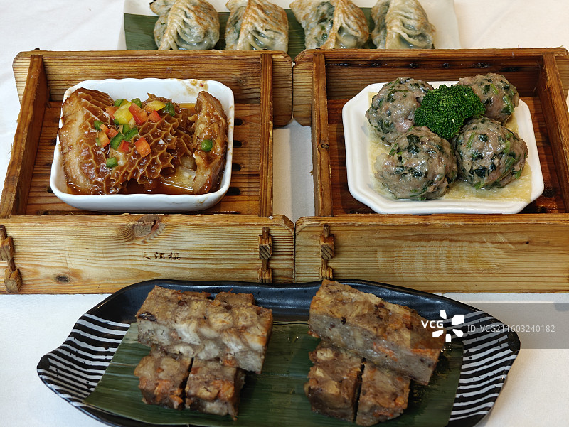 粤式早茶茶点之金钱肚+牛肉球+韭菜饺+芋头糕图片素材