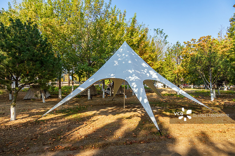 秋天公园里的露营地帐篷，唐山南湖景区的露营地帐篷图片素材