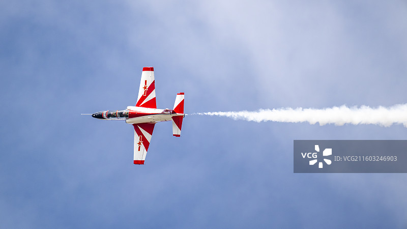 2025长春航空展，红鹰飞行表演队K-8教练机。图片素材