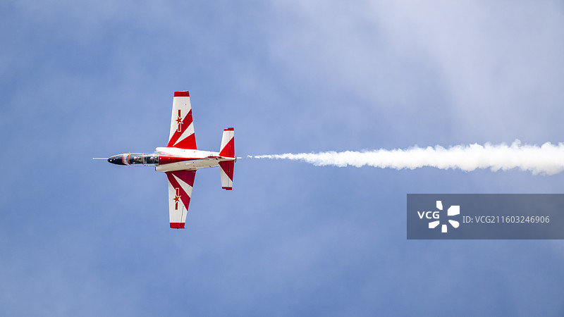 2025长春航空展，红鹰飞行表演队K-8教练机。图片素材