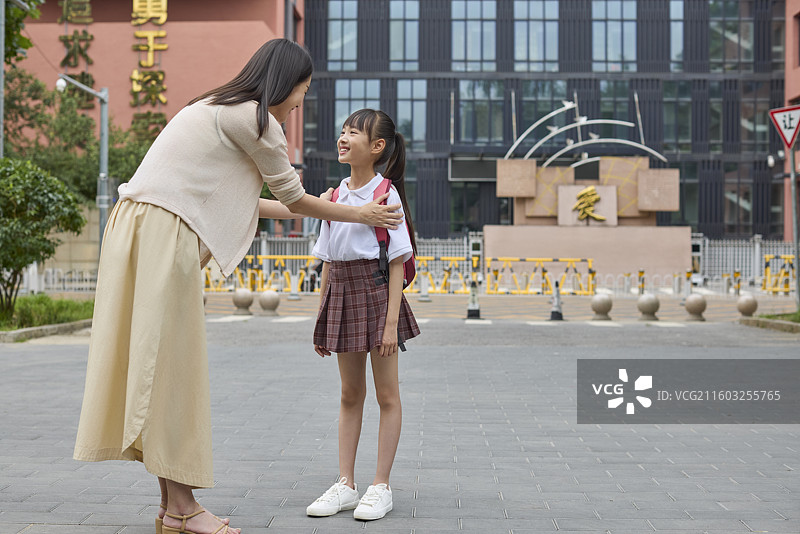 妈妈送女儿去学校图片素材
