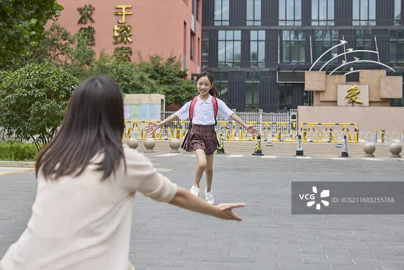 妈妈接女儿放学图片素材